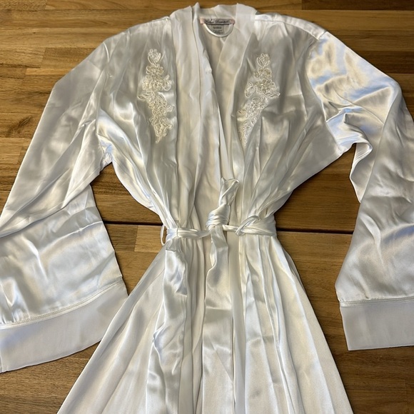 LINEA DONATELLA ⭐️ satin gown and robe set - Picture 10 of 10